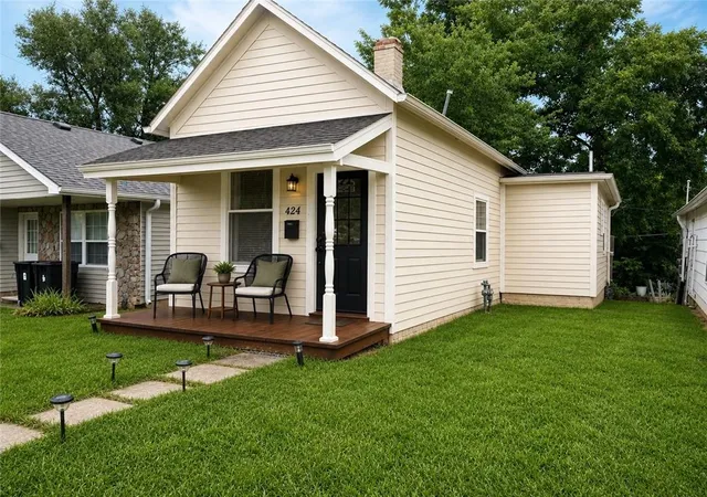Single family home for sale at 424 Thompson Ave, Saint Joseph, MO 64504 | MLS# 2634019