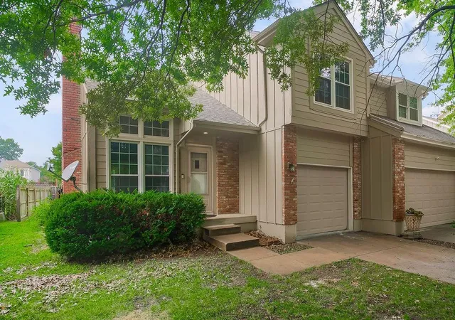 2nd image of 10740 W 115th St, Overland Park, KS 66210 | MLS# 2634021