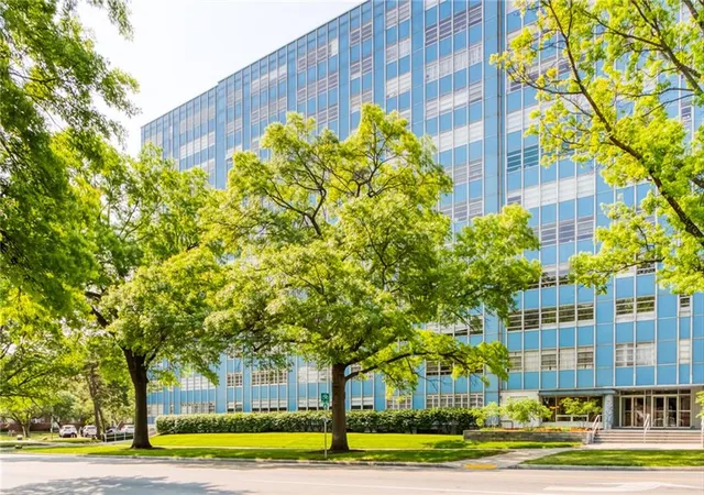 2nd image of 333 W Meyer Blvd #712, Kansas City, MO 64113 | MLS# 2634022