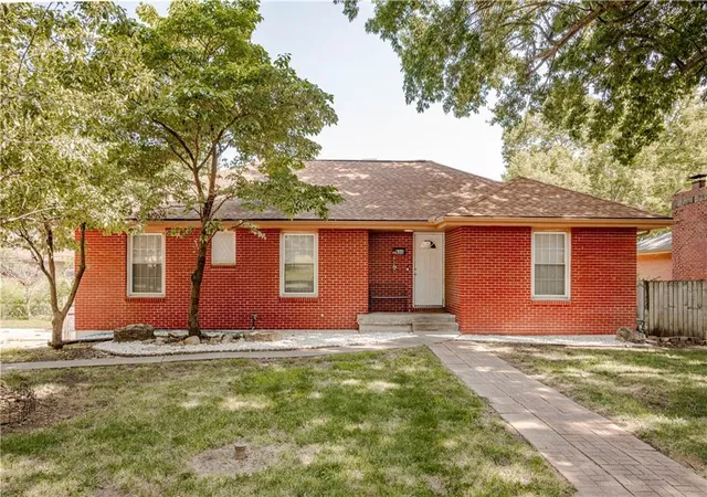 1st image of 600 E Linwood Ter, Independence, MO 64055 | MLS# 2634028