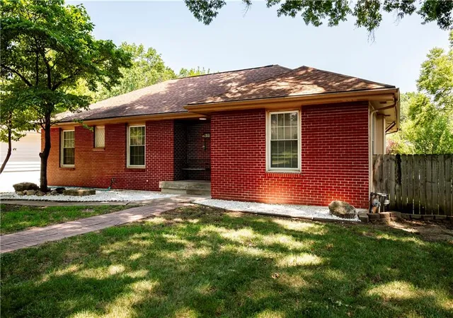 Photo 3 of Single family home for sale at 600 E Linwood Ter, Independence, MO 64055 | MLS# 2634028 | Listing updated on 2026-08-31