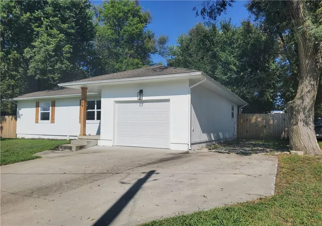 Photo 2 of Single family home for sale at 309 Wellington St, Richmond, MO 64085 | MLS# 2634034 | Listing updated on 2026-10-02