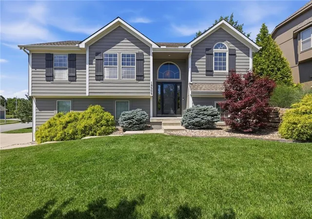 1st image of 19505 W 110th St, Olathe, KS 66061 | MLS# 2634036