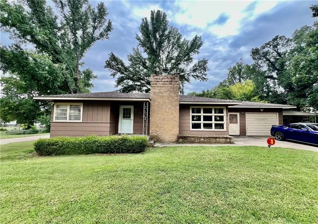 1st image of 417 E Edison St, Independence, KS 67301 | MLS# 2634045