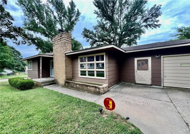 2nd image of 417 E Edison St, Independence, KS 67301 | MLS# 2634045