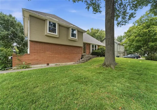 3rd image of 400 S Normandy Dr, Olathe, KS 66061 | MLS# 2634053