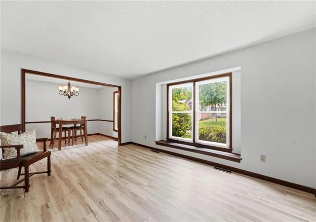 4th image of 400 S Normandy Dr, Olathe, KS 66061 | MLS# 2634053