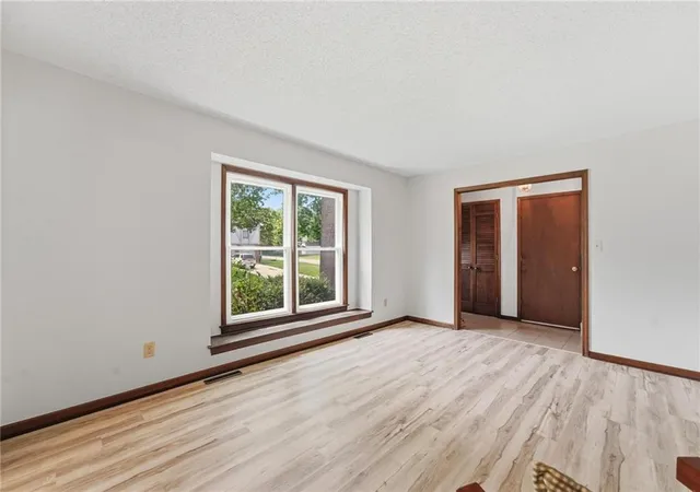 5th image of 400 S Normandy Dr, Olathe, KS 66061 | MLS# 2634053
