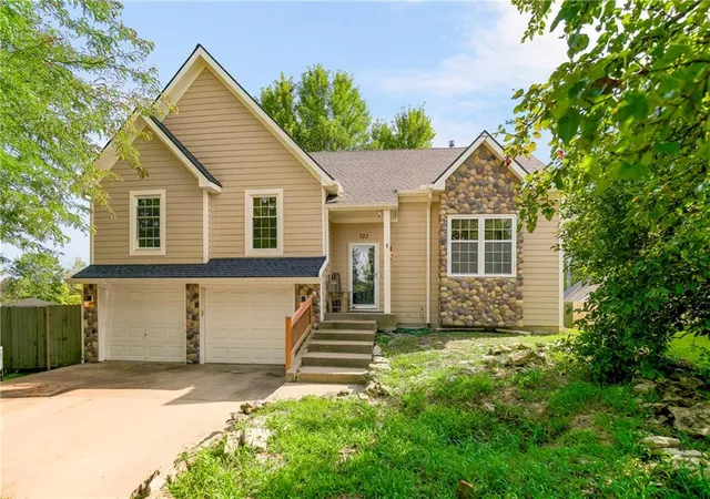 1st image of 722 Bittersweet Rd, Lansing, KS 66043 | MLS# 2634064