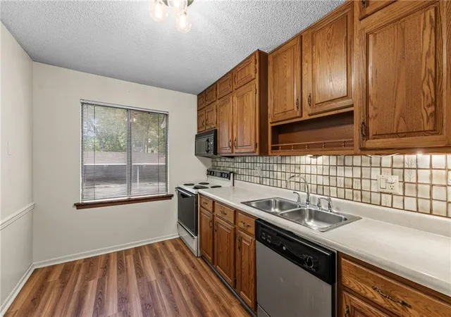 4th image of 8143 Holmes Rd, Kansas City, MO 64131