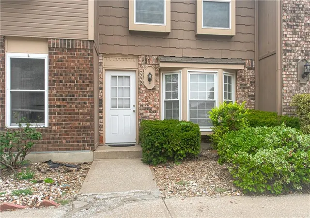 Photo 3 of Sale Pending at 727 SW Liggett Rd #B, Blue Springs, MO 64015 | MLS# 2634075 | Listing updated on 2026-10-04