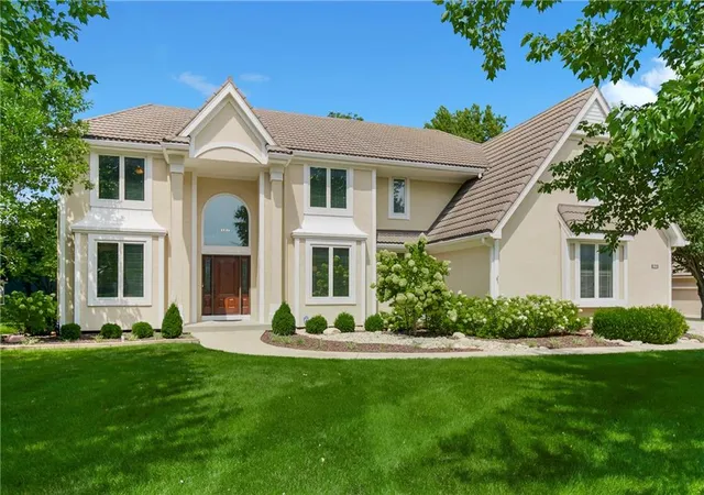 Photo 1 of Sale Pending at 1824 Summit Valley Dr, Lee's Summit, MO 64081 | MLS# 2634077 | Listing updated on 2026-08-22