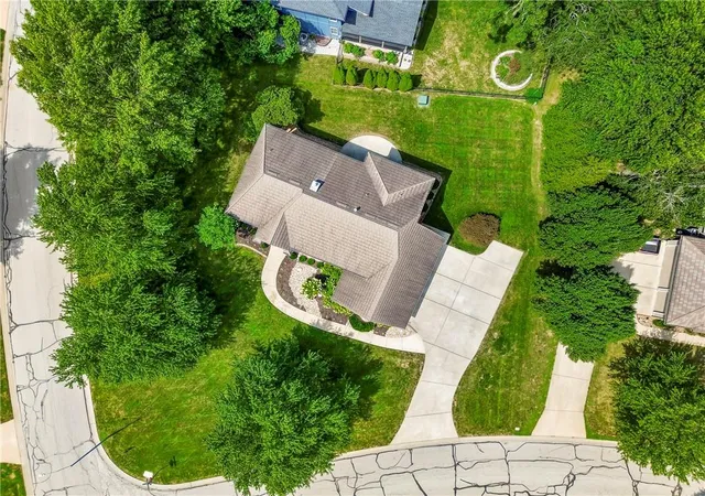 Photo 2 of Sale Pending at 1824 Summit Valley Dr, Lee's Summit, MO 64081 | MLS# 2634077 | Listing updated on 2026-08-22