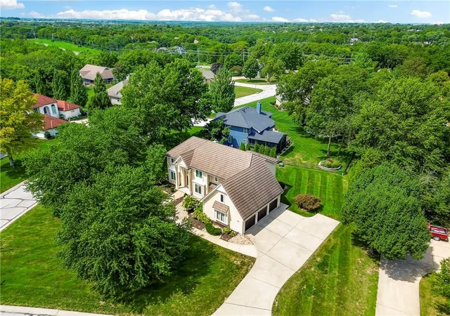 Photo 3 of Sale Pending at 1824 Summit Valley Dr, Lee's Summit, MO 64081 | MLS# 2634077 | Listing updated on 2026-08-22