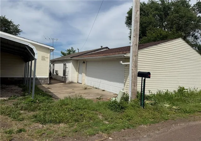 Photo 3 of Single family home for sale at 3317 Christie Lane Rd, St Joseph, MO 64504 | MLS# 2634080 | Listing updated on 2026-08-22