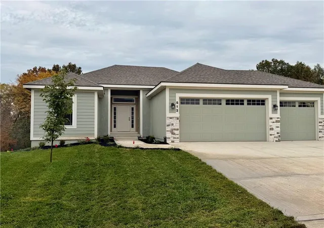 Single family home for sale at 512 Skyview Ln, Liberty, MO 64068 | MLS# 2634082
