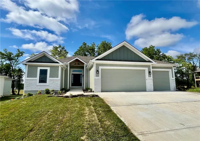 Photo 3 of Single family home for sale at 512 Skyview Ln, Liberty, MO 64068 | MLS# 2634082 | Listing updated on 2026-10-08