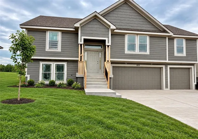 Single family home for sale at 511 Skyview Ln, Liberty, MO 64068 | MLS# 2634094