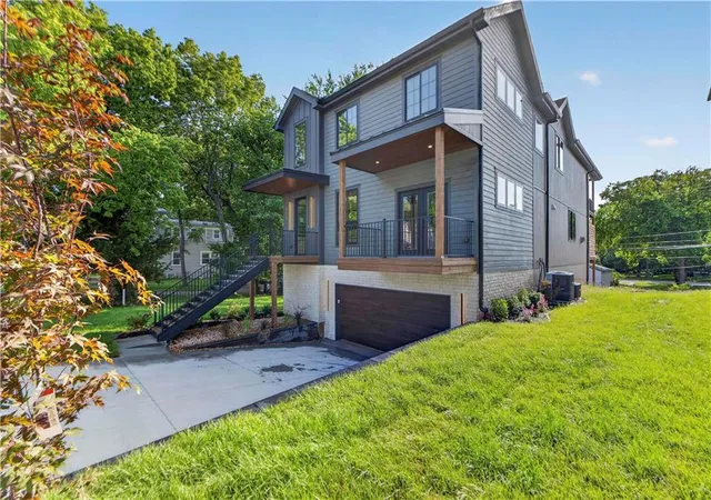 Photo 3 of Single family home for sale at 4521 Francis St, Kansas City, KS 66103 | MLS# 2634098 | Listing updated on 2026-08-29