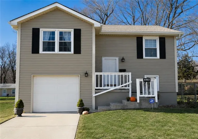 1st image of 418 N Prairie St, Liberty, MO 64068 | MLS# 2634103