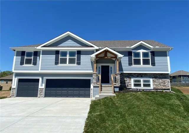 Photo 3 of Single family home for sale at 507 Skyview Ln, Liberty, MO 64068 | MLS# 2634106 | Listing updated on 2026-10-08