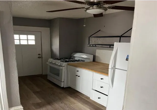 Listing Photo 3 - Condo for sale in building located at 4105 Oak St, Kansas City, MO 64111