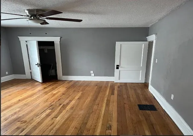 Listing Photo 2 - Condo for sale in building located at 4105 Oak St, Kansas City, MO 64111