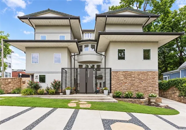 Photo 1 of Single family home for sale at 3820 Wyoming St, Kansas City, MO 64111 | MLS# 2634117 | Listing updated on 2026-09-29