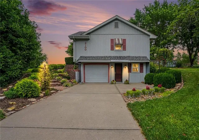 1st image of 2100 Crescent Dr, Liberty, MO 64068 | MLS# 2634125