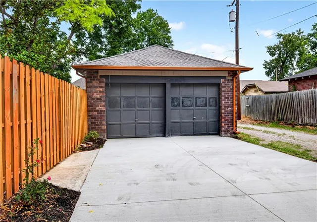 49th image of 706 W 8th St, Pittsburg, KS 66762 | MLS# 2634131