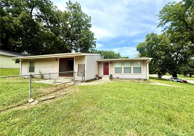 2nd image of 2214 S 28th St, Saint Joseph, MO 64503 | MLS# 2634134