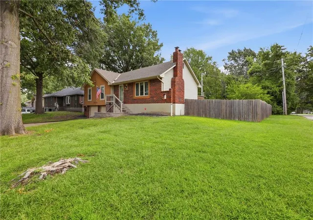 Photo 2 of Single family home for sale at 1712 Sw 20th Street, Blue Springs, MO 64015 | MLS# 2634136 | Listing updated on 2026-10-06