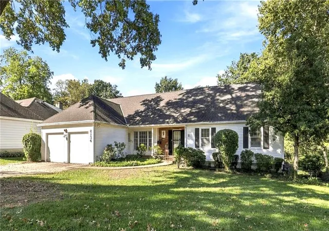 Single family home for sale at 8136 Outlook Ln, Prairie Village, KS 66208 | MLS# 2634142