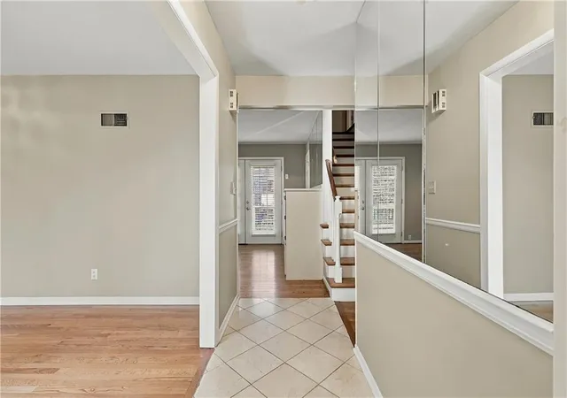 Photo 4 of Single family home for sale at 8136 Outlook Ln, Prairie Village, KS 66208 | MLS# 2634142 | Listing updated on 2026-10-18