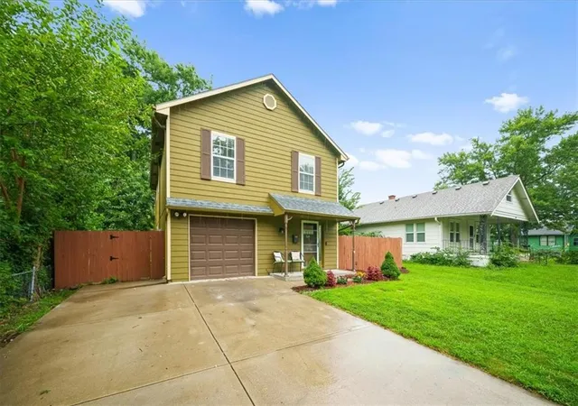 2nd image of 300 B N Buchanan St, Olathe, KS 66061 | MLS# 2634149