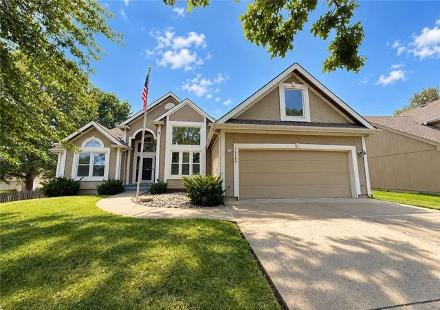 Single family home for sale at 10500 NE 98th Street, Kansas City, MO 64157 | MLS# 2634157