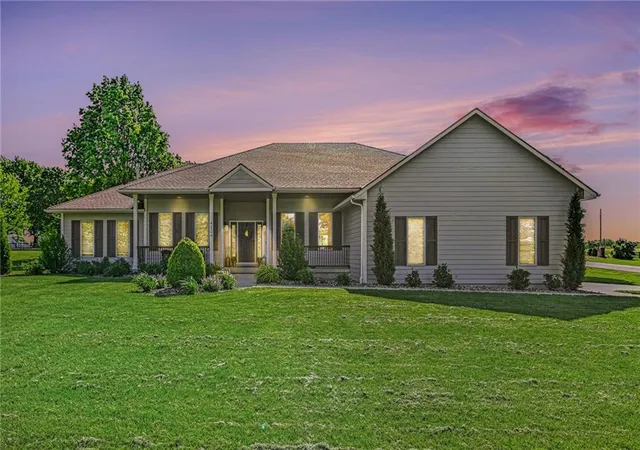Photo 3 of Single family home for sale at 4204 Se Wingate Cir, Blue Springs, MO 64014 | MLS# 2634169 | Listing updated on 2026-08-08