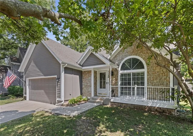 2nd image of 1126 E Charlotte Town Rd, Olathe, KS 66061 | MLS# 2634182