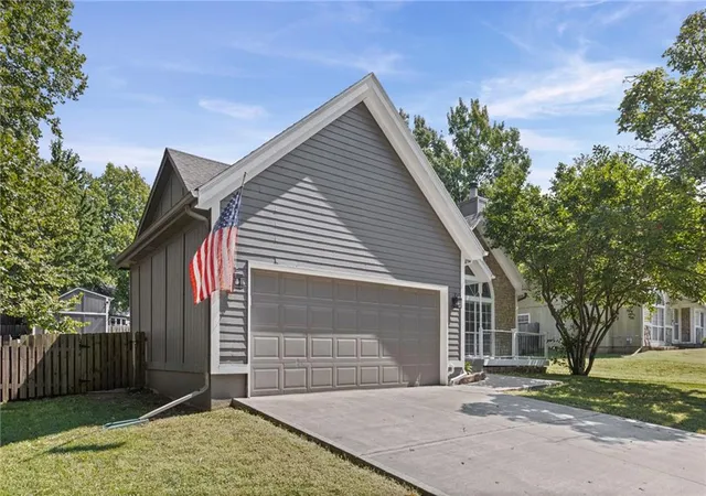 3rd image of 1126 E Charlotte Town Rd, Olathe, KS 66061 | MLS# 2634182