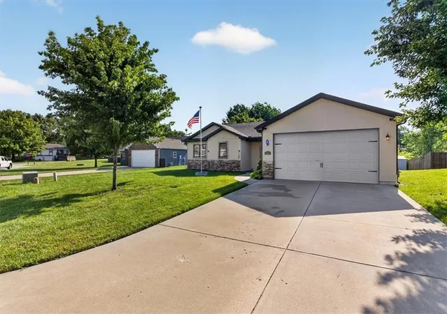 2nd image of 3023 N 157th St, Basehor, KS 66007 | MLS# 2634184