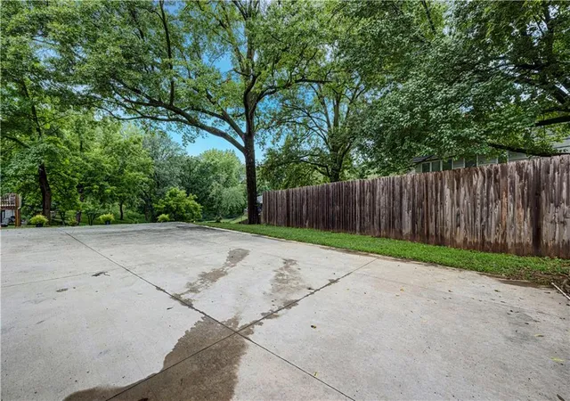 Photo 42 of Single family home for sale at 404 Nw Briarcliff Rd, Kansas City, MO 64116 | MLS# 2634186 | Listing updated on 2026-08-15
