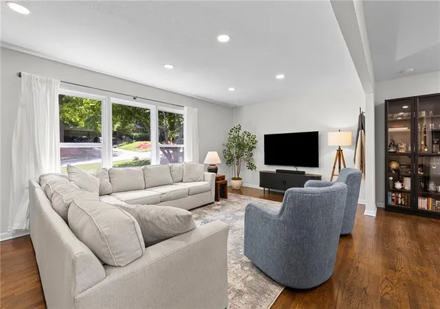 Photo 2 of Sale Pending at 8802 Belleview Ave, Kansas City, MO 64114 | MLS# 2634196 | Listing updated on 2026-08-03