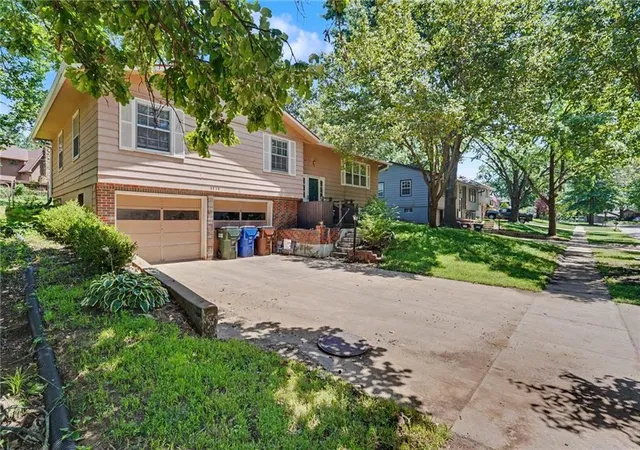 1st image of 2920 Yellowstone Dr, Lawrence, KS 66047 | MLS# 2634200