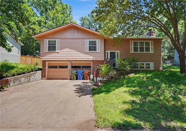 2nd image of 2920 Yellowstone Dr, Lawrence, KS 66047 | MLS# 2634200