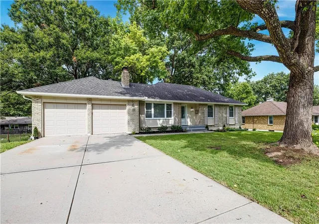 1st image of 7404 Willow Ave, Raytown, MO 64133 | MLS# 2634205