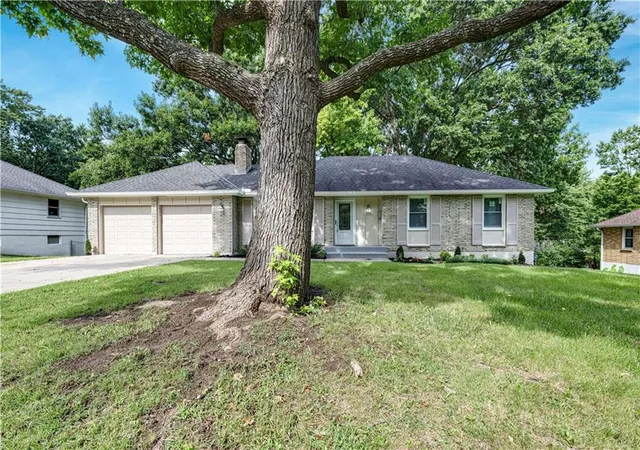 2nd image of 7404 Willow Ave, Raytown, MO 64133 | MLS# 2634205