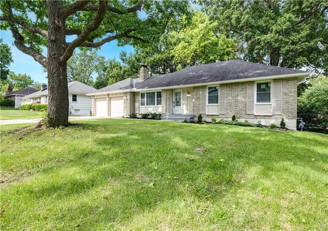 Photo 3 of Sale Pending at 7404 Willow Ave, Raytown, MO 64133 | MLS# 2634205 | Listing updated on 2026-09-03