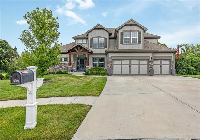 2nd image of 1208 N Silverleaf Ct, Liberty, MO 64068 | MLS# 2634206