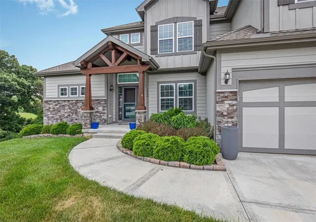 3rd image of 1208 N Silverleaf Ct, Liberty, MO 64068 | MLS# 2634206