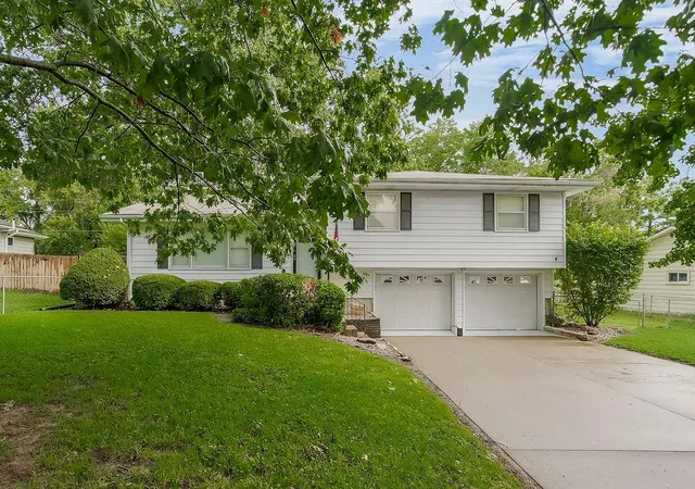 2nd image of 1916 Osage St, Leavenworth, KS 66048 | MLS# 2634208
